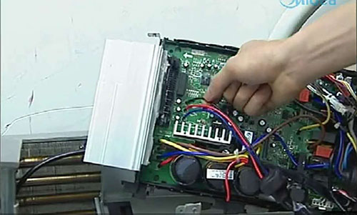 卧龙美的空调电话是多少