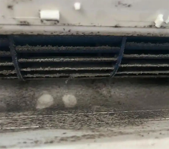 卧龙空调吹的风有股烧焦味是怎么回事